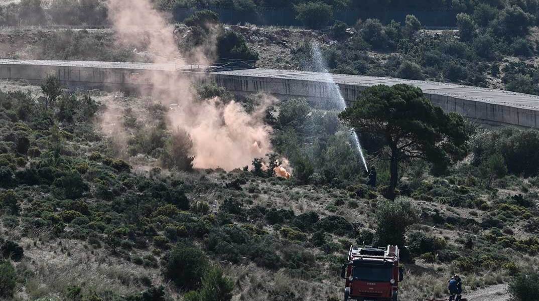 Πυροσβέστες επιχειρούν σε φωτιά στον Ασπρόπυργο