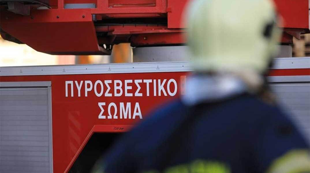 Πυροσβέστης μπροστά από όχημα της Πυροσβεστικής