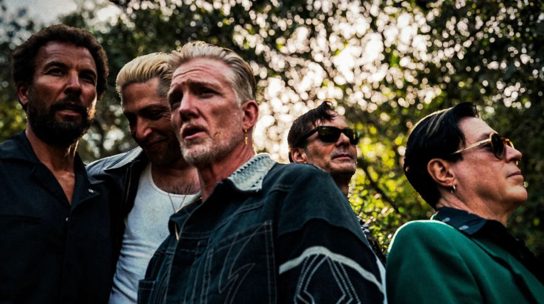 Οι Queens of the Stone Age κυκλοφόρησαν το «Easy Street», το πρώτο νέο τους single μετά το 2023, με συμμετοχή της Νίκι Λέιν και ένα ευφάνταστο βίντεο.