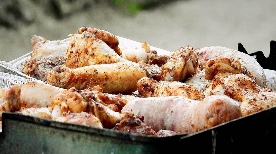 Μαριναρισμένα κομμάτια κοτόπουλου έτοιμα για ψήσιμο