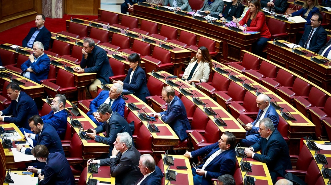 Βουλευτές του ΣΥΡΙΖΑ στα έδρανα της Βουλής