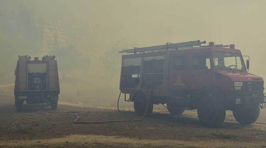 Πυροσβέστες επιχειρούν σε πυρκαγιά