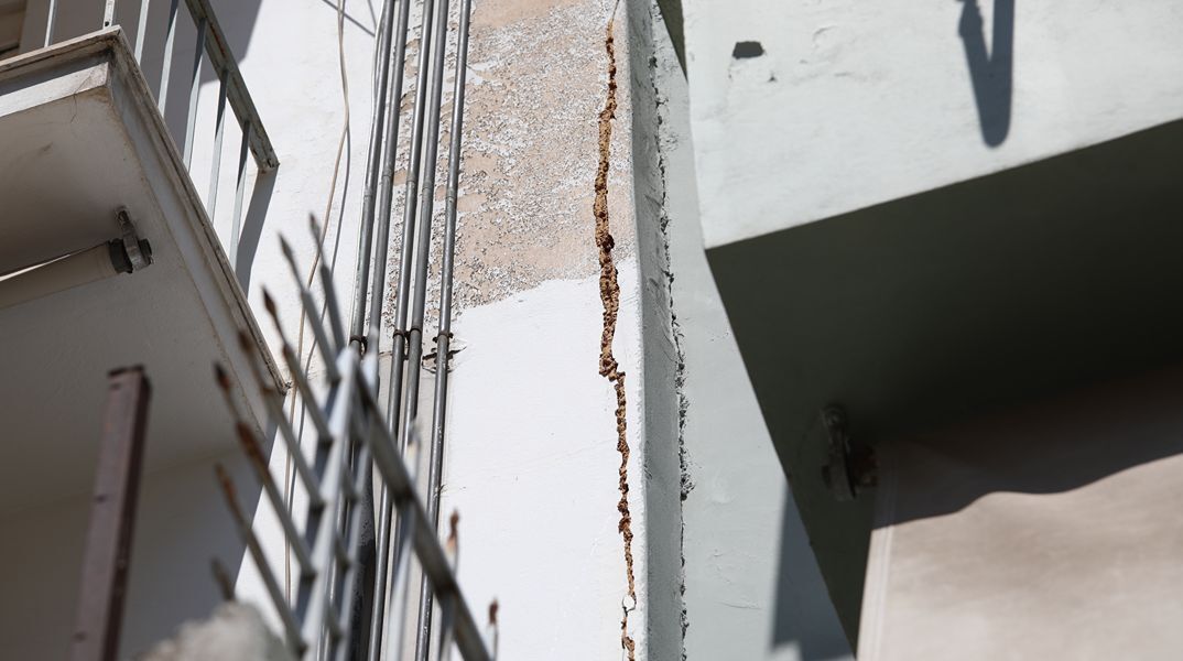 Ρωγμές σε σπίτια της Κυψέλης: «Το φαινόμενο είναι χειρότερο από έναν σεισμό» - Ανησυχία για τα μπαζωμένα ρέματα