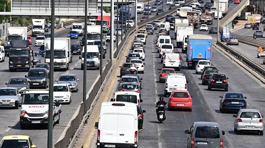 Ακροβατικά με μοτοσικλέτες στον Κηφισό: επικίνδυνοι ελιγμοί ανάμεσα σε κινούμενα αυτοκίνητα και η ψευδαίσθηση ενός extreme sport.