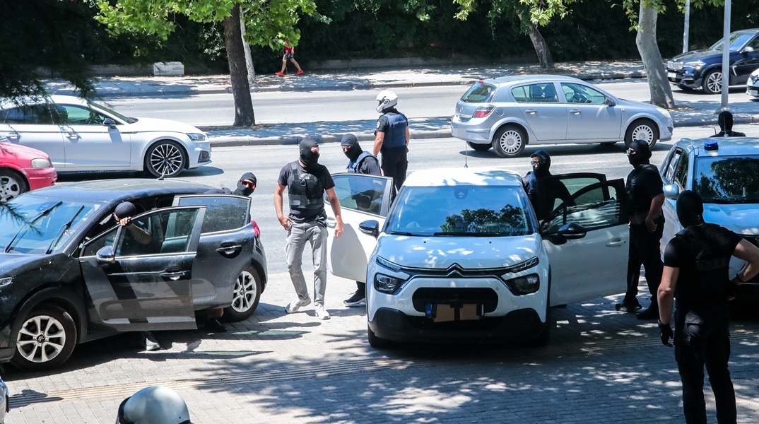 Αστυνομικές δυνάμεις κατά τη μεταγωγή κατηγορουμένων για τη δολοφονία της Βάγιας Νέστορα γύρω από αυτοκίνητο