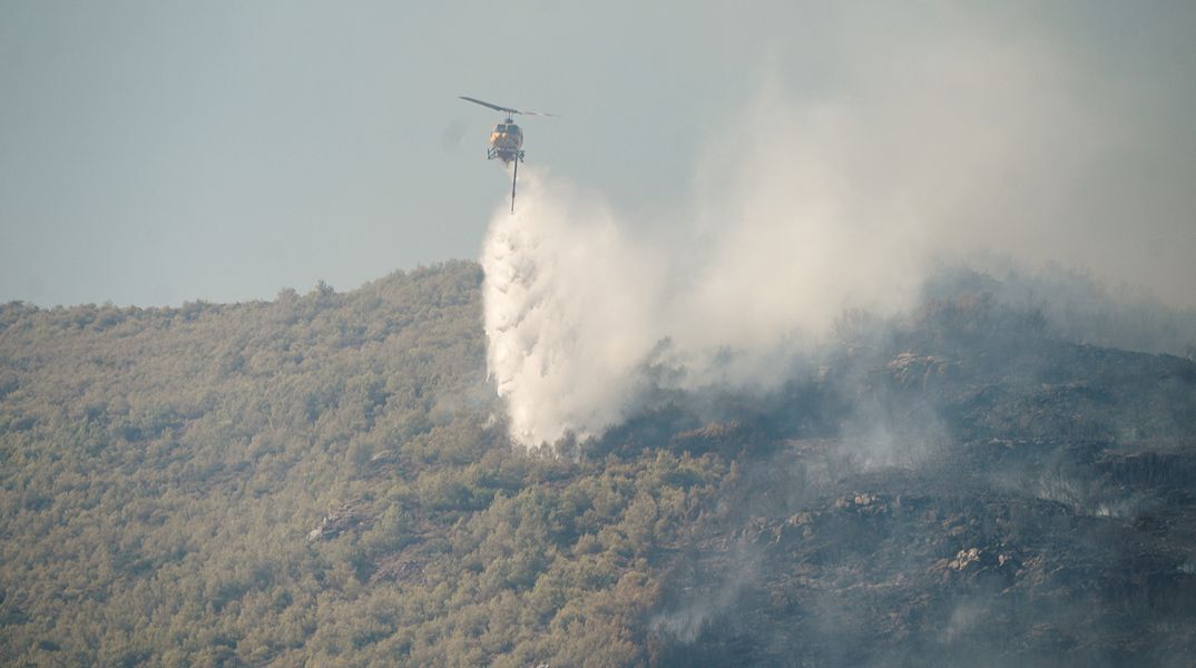 Φωτιά τώρα στα Πολιτικά Ευβοίας - Καίγεται δασική έκταση