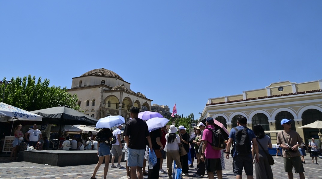 Πολίτες στο Μοναστηράκι υπό πολύ υψηλές θερμοκρασίες