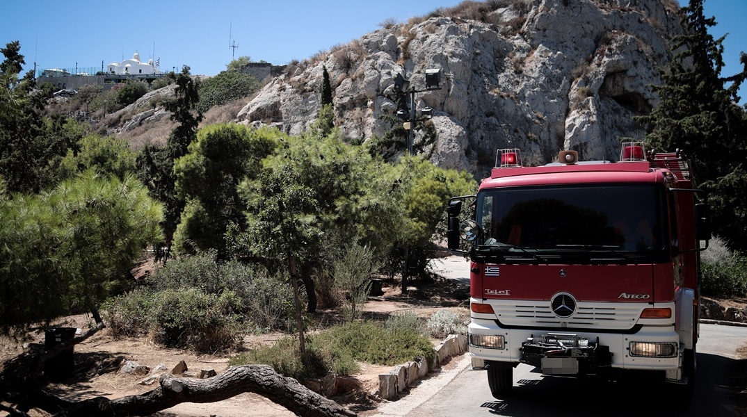 Όχημα της Πυροσβεστικής στον Λυκαβηττό