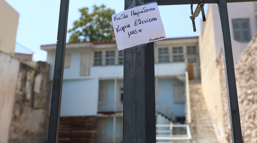 «Καλό ταξίδι Ελενίτσα μας»: Μηνύματα και λουλούδια για τη Μάρω Κοντού στην οικία Κοκοβίκου στην Πλάκα