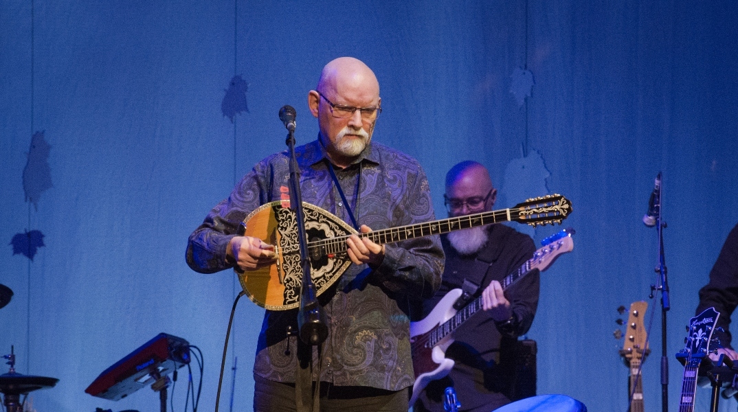 Οι Dead Can Dance επιστρέφουν με το «The Cicadas», ένα πλατωνικό μουσικό ταξίδι που ηχογραφήθηκε στην Επίδαυρο με Έλληνες καλλιτέχνες.