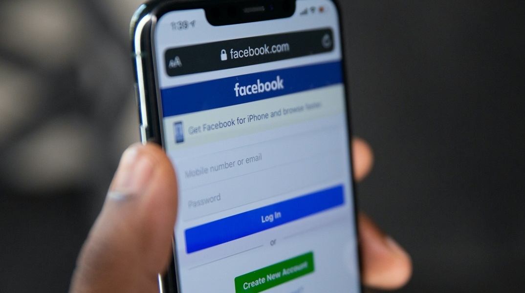 Η αρχική του Facebook σε οθόνη κινητού