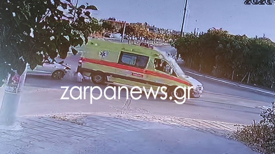 Η στιγμή της σύγκρουσης του ασθενοφόρου με το ΙΧ στα Χανιά - Δείτε το βίντεο