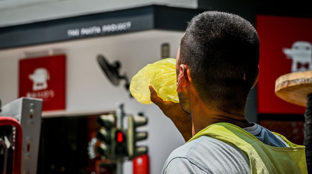 Αυστηρές οδηγίες από το υπουργείο Εργασίας για την προστασία των εργαζομένων από τον καύσωνα, με ελέγχους και πιθανή παύση εργασιών