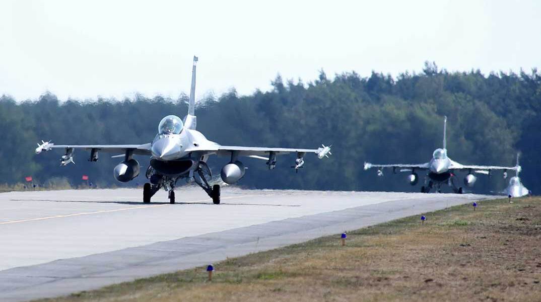 Μαχητικά F16 ετοιμάζονται να απογειωθούν από στρατιωτική βάση