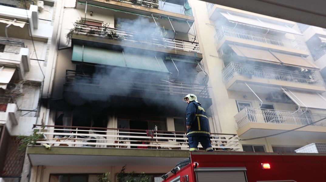 Φωτιά σε διαμέρισμα στον Πειραιά - Στο σημείο η Πυροσβεστική