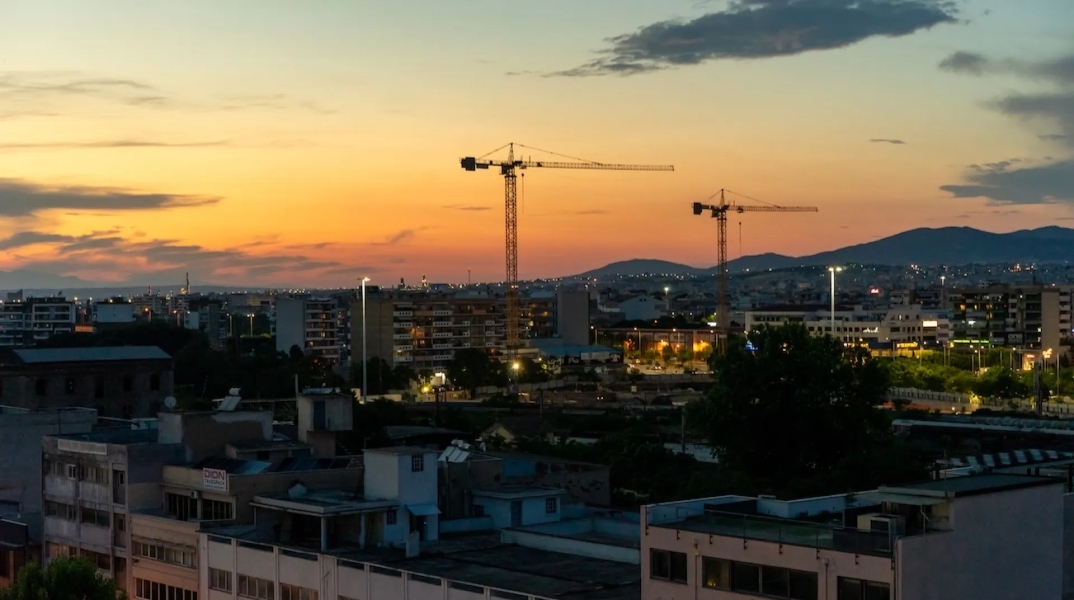 Ο Λάζαρος Γραικός περιπλανιέται στη Θεσσαλονίκη προχωρημένα μεσάνυχτα και αφουγκράζεται τη ζωή, τους ήχους, τα φώτα της πόλης