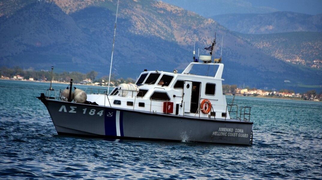 Σκάφος του Λιμενικού Σώματος στη θάλασσα