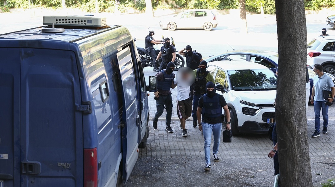 Κατηγορούμενος για τη φονική επίθεση στο σπίτι της οικογένειας Νέστορα οδηγείται στους ανακριτές