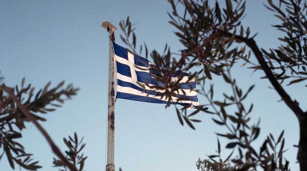 Ελληνική σημαία στον ιστό της