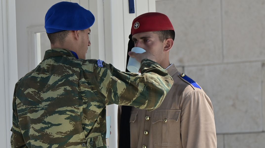 Εύζωνες στον καύσωνα: Είναι κι εκείνοι που δε γκρινιάζουν και δεν κάνουν ούτε βήμα, παρά μόνο το καθήκον τους