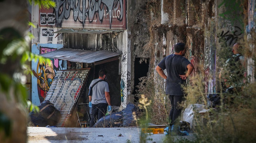 Μυστήριο στην Κυψέλη: Εξετάζεται το ενδεχόμενο θανάτου από χρήση ουσιών - Τι έδειξε η νεκροψία για τη γυναίκα που βρέθηκε σε βαλίτσα