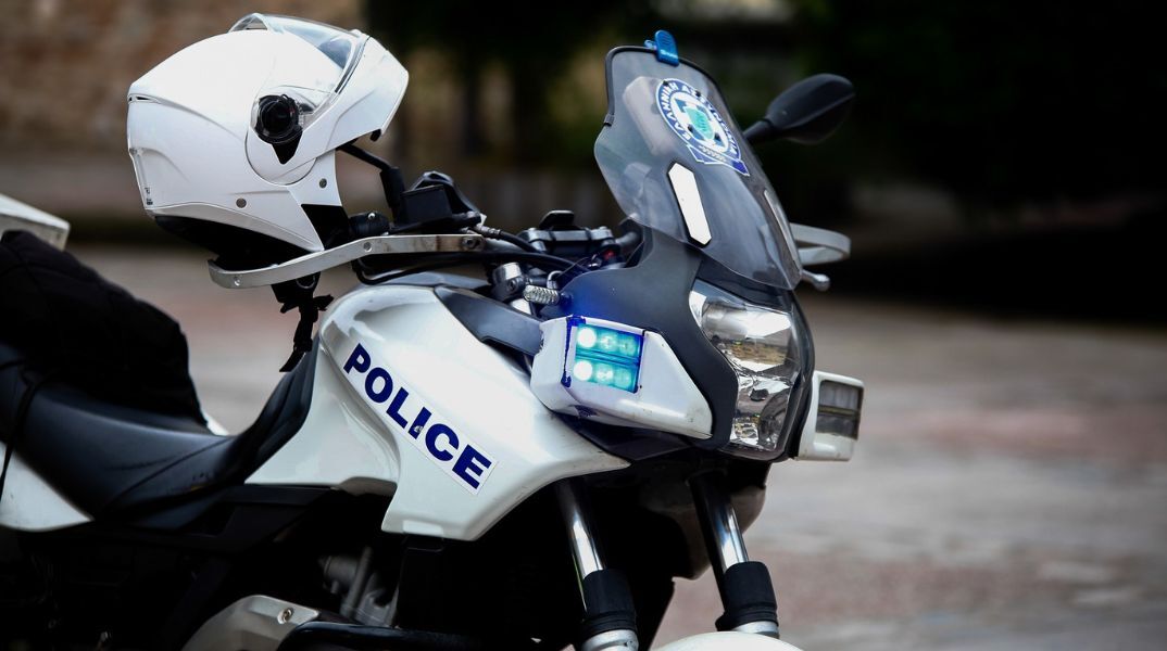 Επιτήδειοι στη Θεσσαλονίκη έπεισαν 79χρονη να βγάλει έξω από το σπίτι σακούλα με χρυσές λίρες και κοσμήματα - Έρευνες της ΕΛ.ΑΣ. για τους δράστες