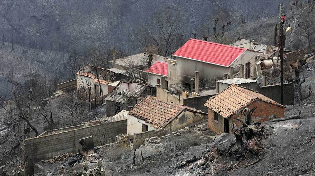 Καμένα σπίτια από τις πυρκαγιές στην Αλγερία