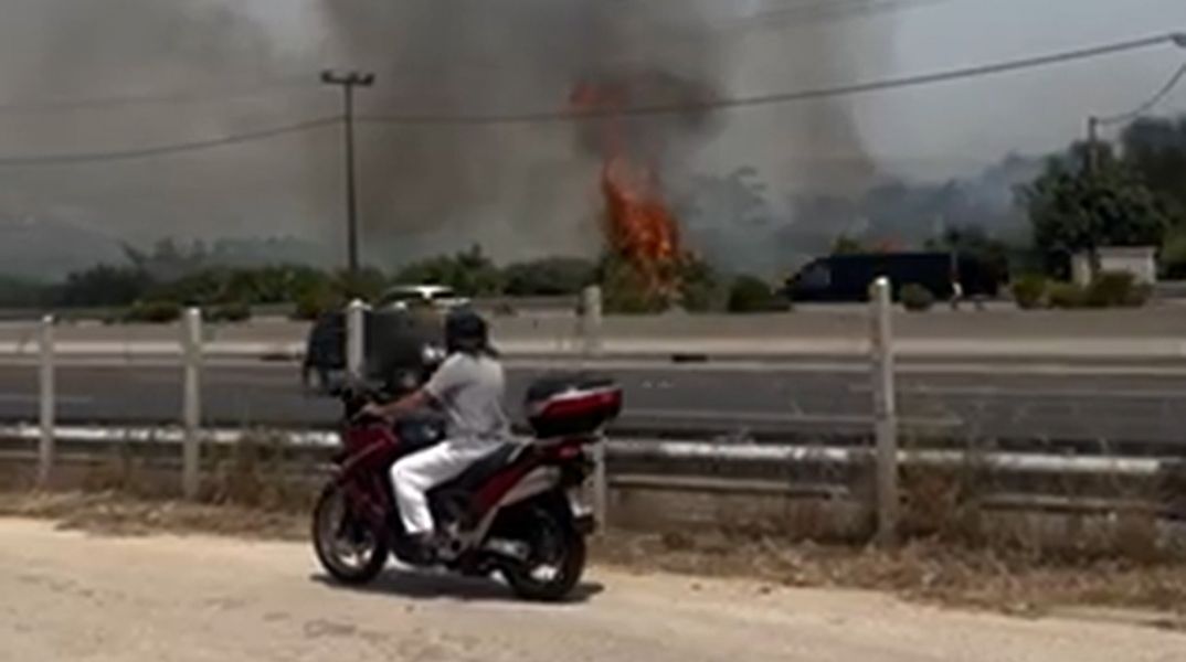 Χωρίς ενεργό μέτωπο η φωτιά κοντά στα διόδια Αφιδνών