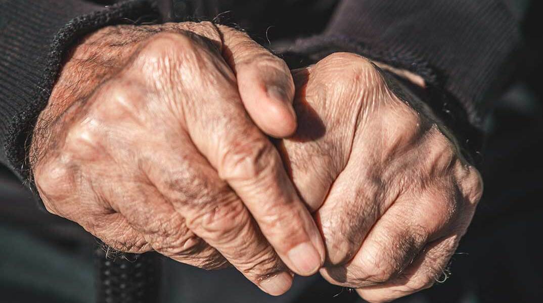 Ηλικιωμένος με σταυρωμένα χέρια μπροστά