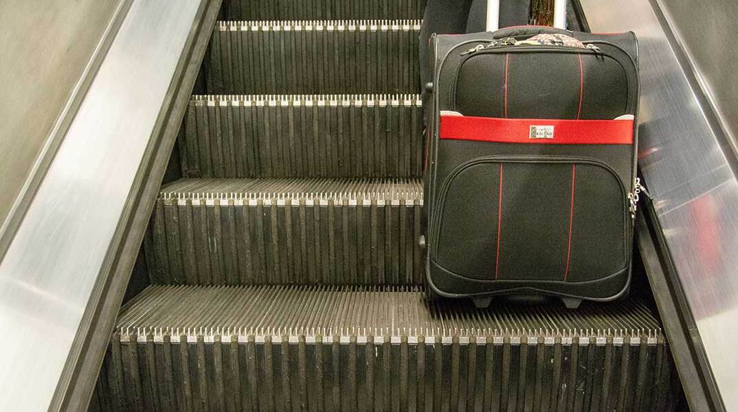 Βαλίτσα σε κυλιόμενες σκάλες