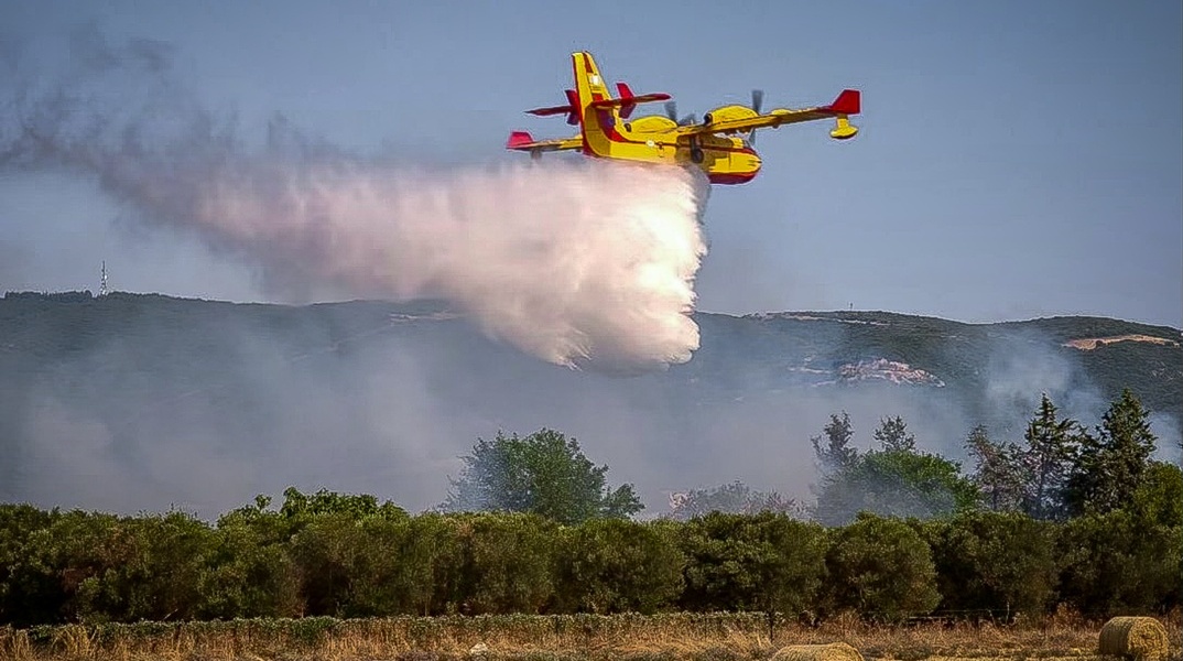 Καναντέρ επιχειρεί για την κατάσβεση φωτιάς 