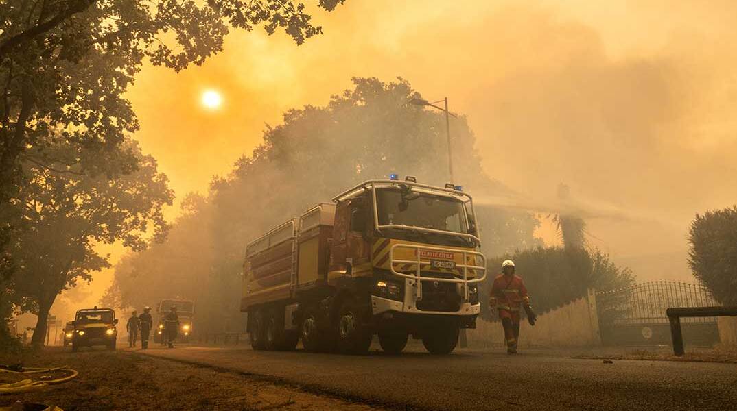 Πυροσβέστες μάχονται τις πυρκαγιές στη Γαλλία