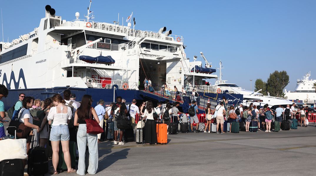 Το αδιαχώρητο στα λιμάνια Πειραιά και Ραφήνας - Οι αδειούχοι φεύγουν για τα νησιά 