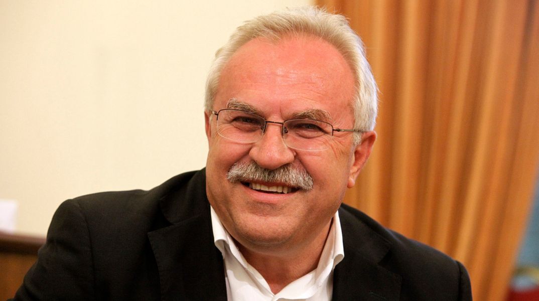 Ο πρώην βουλευτής του ΣΥΡΙΖΑ Δημήτρης Γάκης εισάγεται στο ΕΚΠΑ στα 70 του - Δηλώνει ότι ο αγώνας και η προσπάθεια είναι η καλύτερη φαρμακευτική αγωγή για όλους