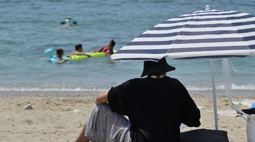 Καιρός σήμερα: Ηλιοφάνεια σε όλη τη χώρα, άνοδος της θερμοκρασίας έως 35 βαθμούς και άνεμοι έως 6 μποφόρ στα νότια του Αιγαίου