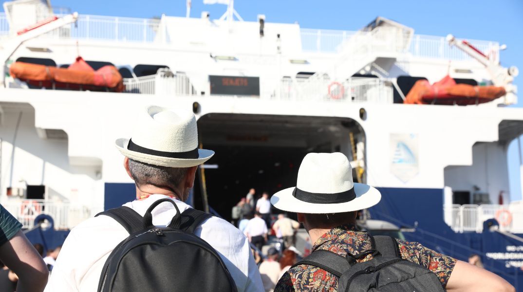 Κορυφώνεται η έξοδος των αδειούχων από τα λιμάνια της Αττικής, με δεκάδες χιλιάδες επιβάτες να αναχωρούν για τους νησιωτικούς προορισμούς.
