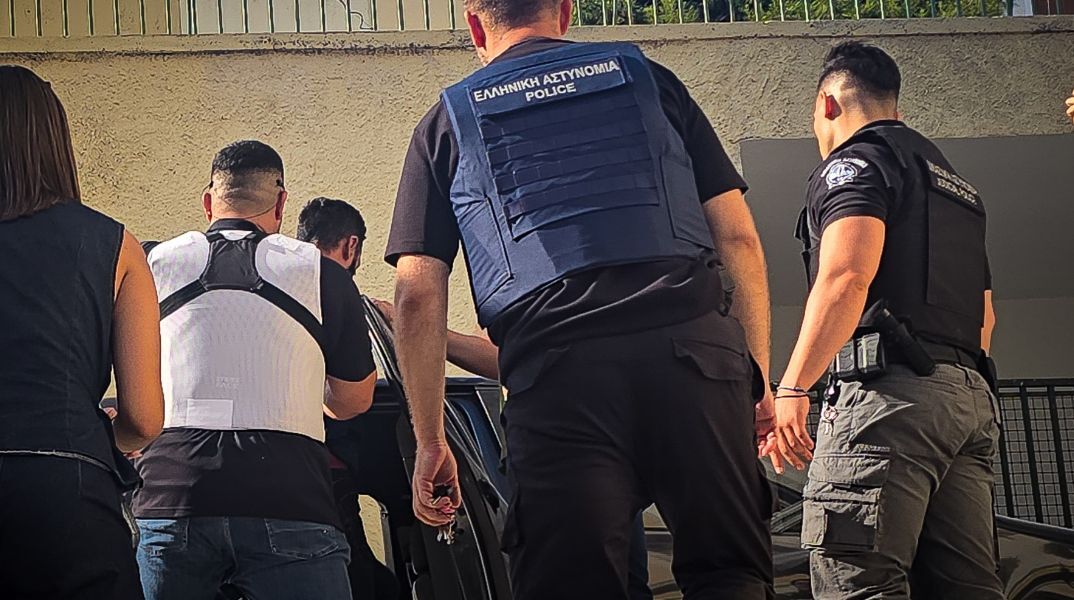 Ολοκληρώθηκε στη Σύρο η αναπαράσταση δολοφονίας της 40χρονης διασώστριας - Οι δύο συλληφθέντες συμμετείχαν στη διαδικασία και οδηγούνται ξανά στην Εισαγγελία
