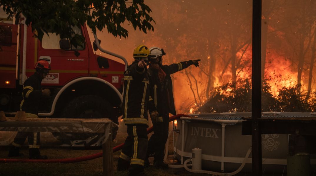 Περισσότεροι από 300.000 άνθρωποι εκκένωσαν περιοχές σε Γαλλία και Ισπανία, καθώς οι μεγάλες πυρκαγιές συνεχίζουν να μαίνονται.
