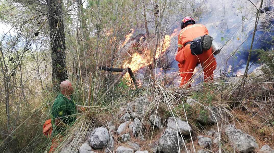 Πυροσβέστης στην Ιταλία σβήνει φωτιά στο βουνό