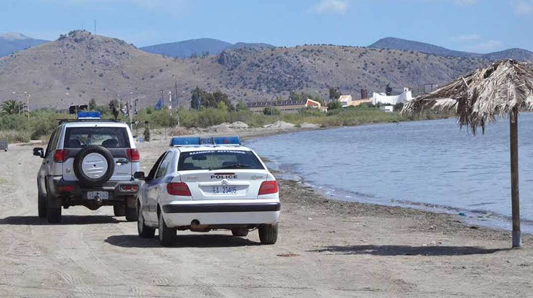 Περιπολικό της ΕΛΑΣ και όχημα του Λιμενικού σε παραλία όπου σημειώθηκε ο πνιγμός