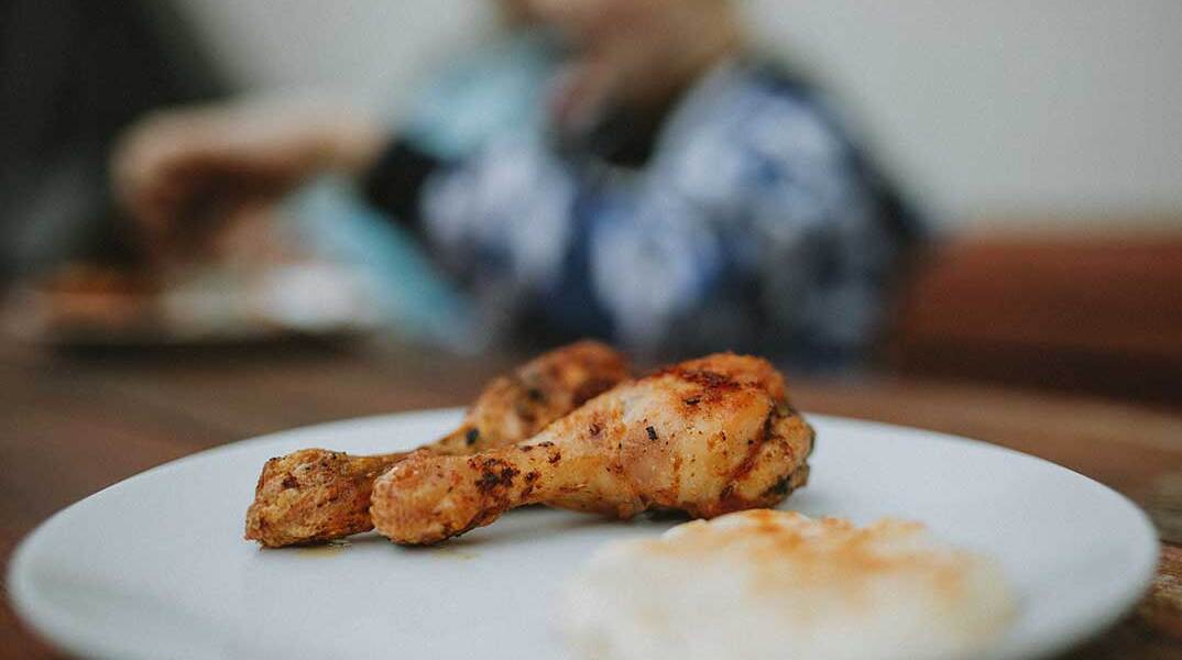 Κοτόπουλο σε πιάτο