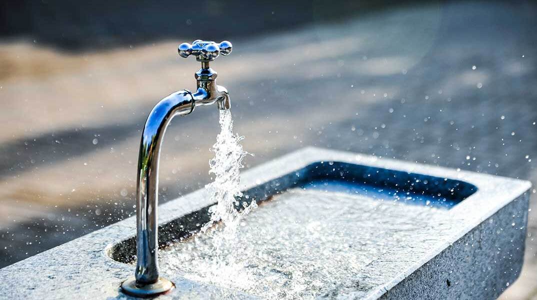 Νερό τρέχει από τη βρύση
