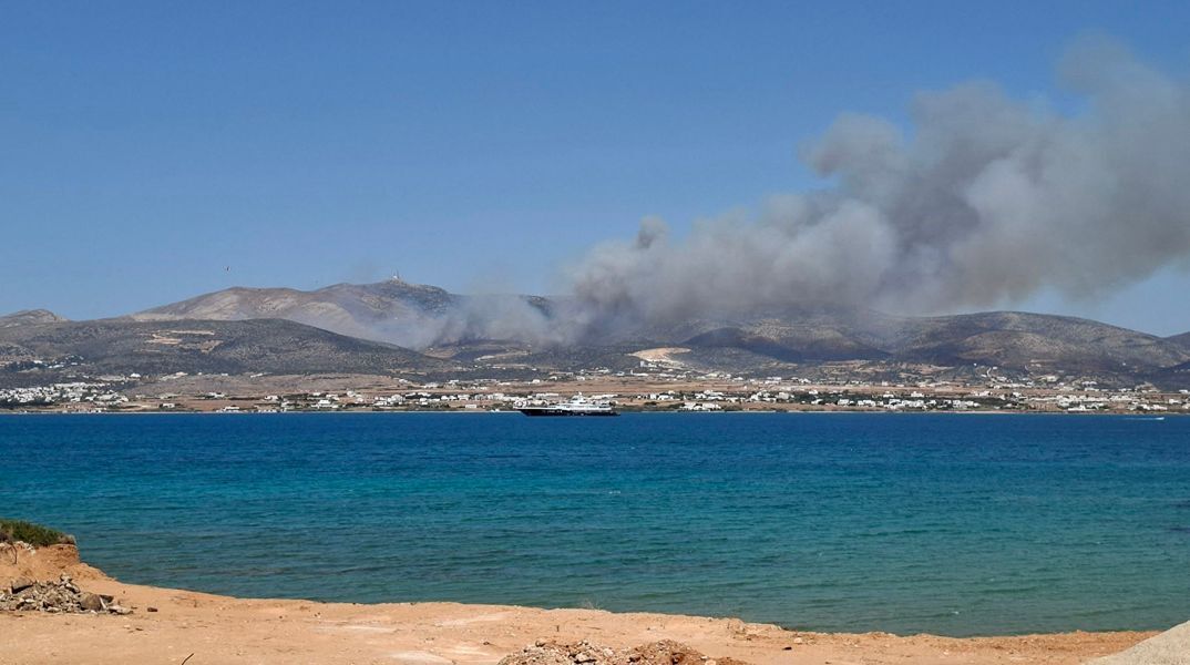 Φωτιά στην Πάρο: Σε εξέλιξη η μάχη με τις φλόγες -  Φτάνουν ενισχύσεις από Πειραιά, Σύρο και Νάξο