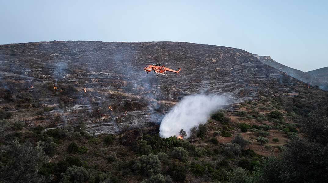 Ελικόπτερο επιχειρεί σε φωτιά στην Πάρο
