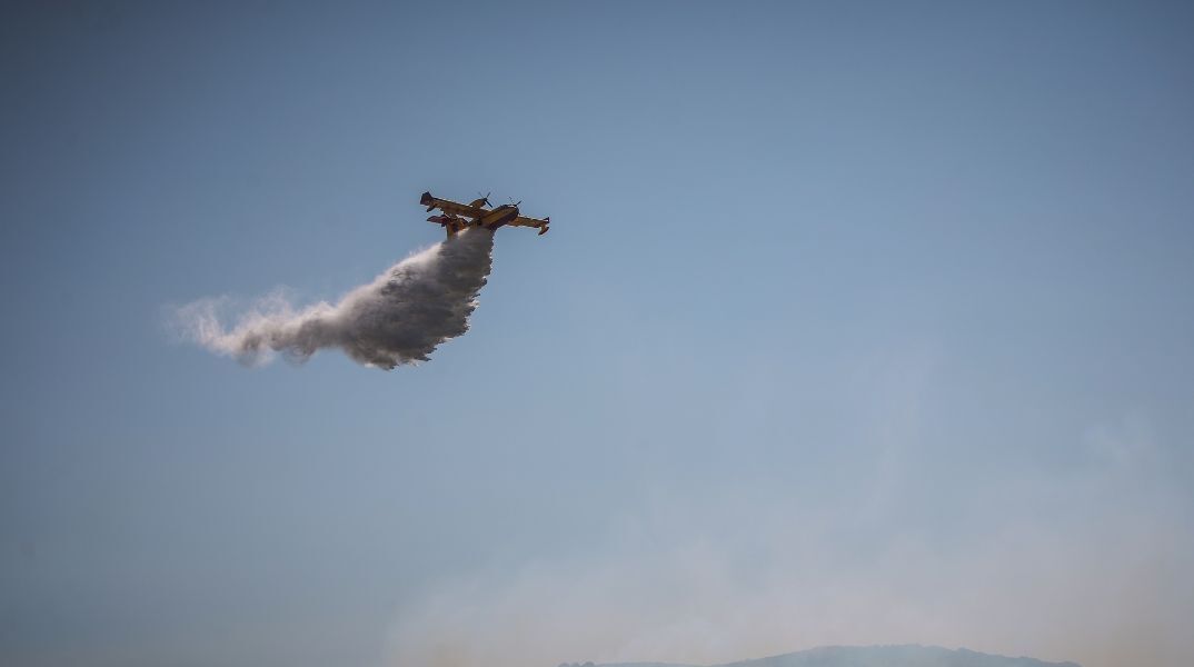 Φωτιά στο Γενέσι Τρικάλων με ισχυρές δυνάμεις: 27 πυροσβέστες, πεζοπόρα, 6 οχήματα, 3 αεροσκάφη, ελικόπτερο και drone - Ενεργοποιήθηκε το Ανακριτικό Κλιμάκιο