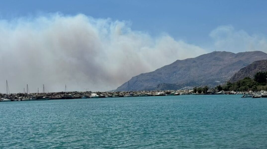Ανεξέλεγκτη η φωτιά στο Ρέθυμνο: Εκκενώνονται τρεις οικισμοί