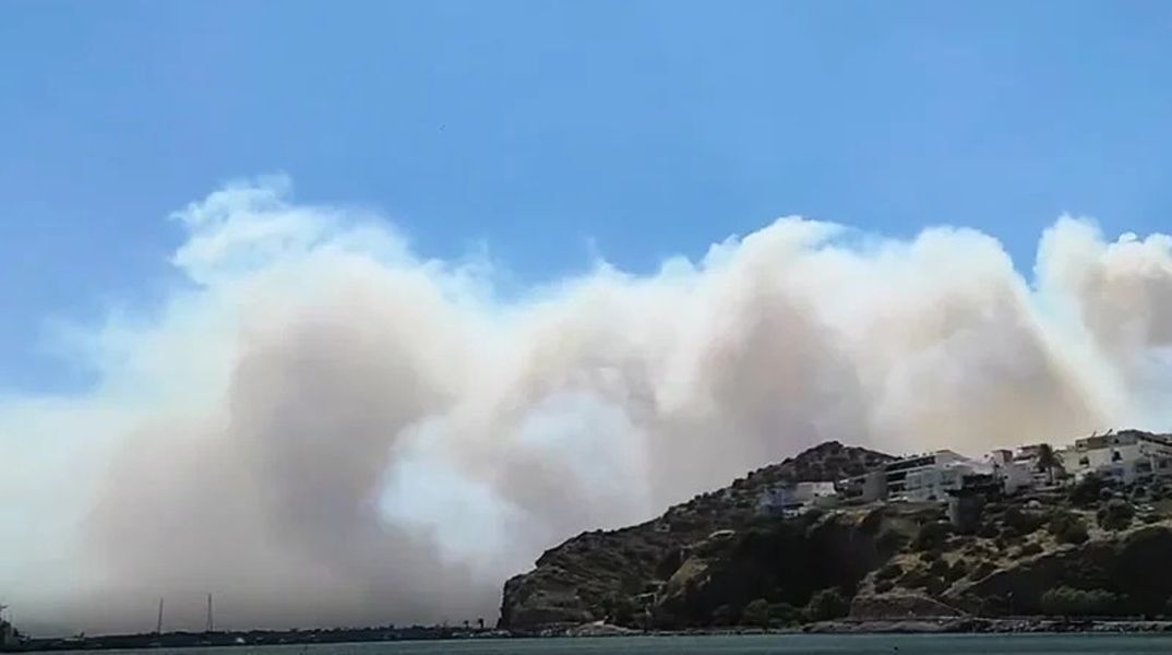 Τουλάχιστον 100 χιλιόμετρα ταξίδεψε ο καπνός από τη φωτιά στην Κρήτη