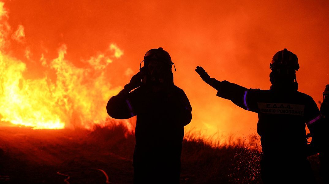 Φωτιά στη Σητεία: Τραυματίστηκαν δύο πυροσβέστες ενώ επιχειρούσαν στο πύρινο μέτωπο