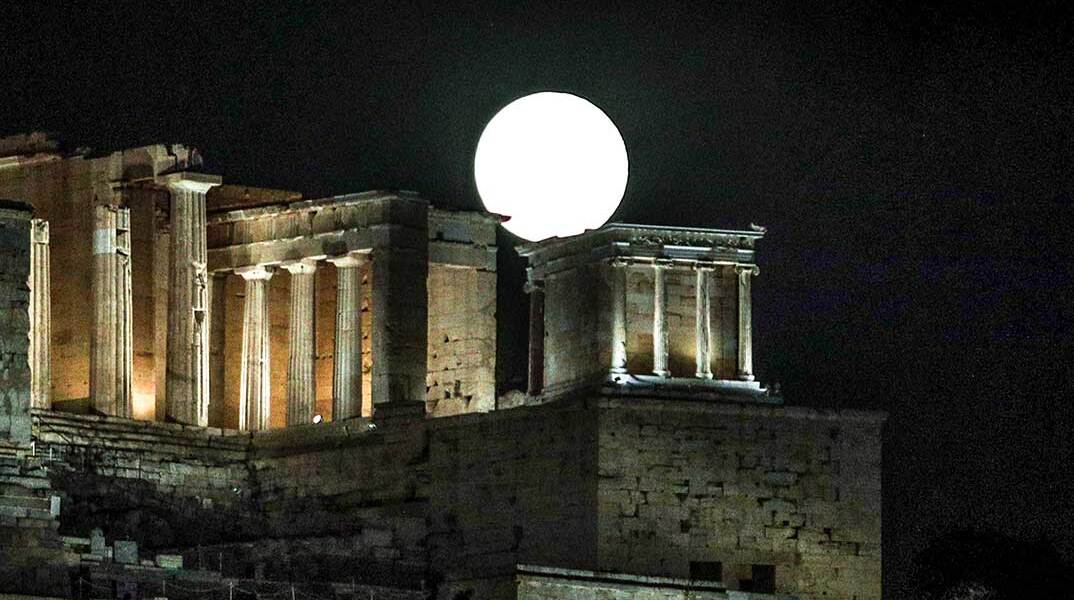 Πανσέληνος με φόντο την Ακρόπολη