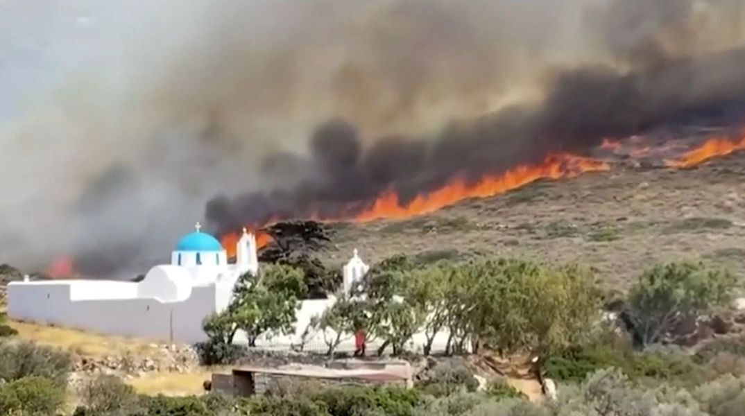 Ελεύθεροι ο δήμαρχος και οι κατηγορούμενοι για τη φωτιά στην Πάρο